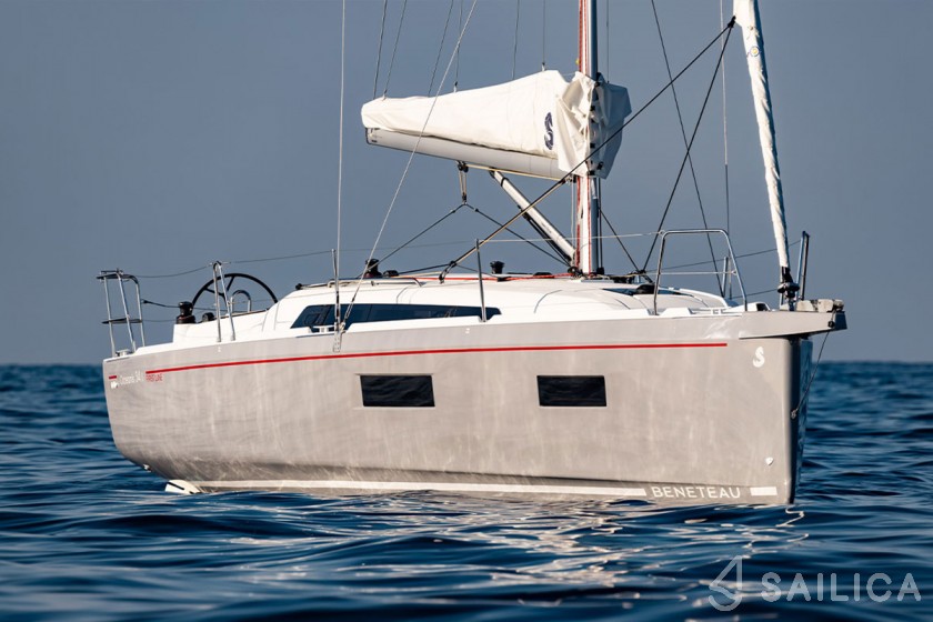 Oceanis 34.1 - Yacht Charter Sailica