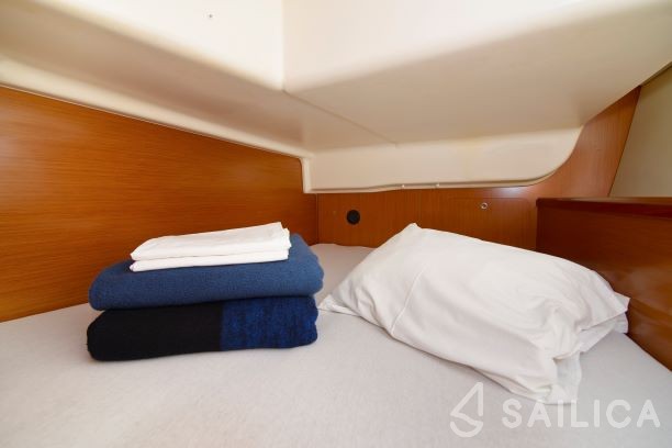 Oceanis 43 - Yacht Charter Sailica