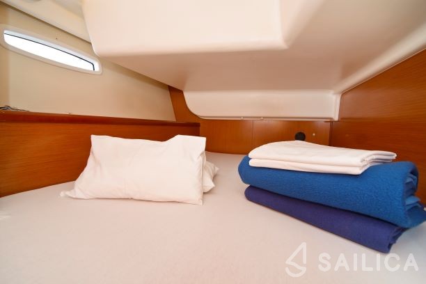 Oceanis 43 - Yacht Charter Sailica