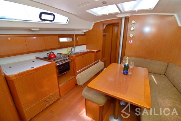 Oceanis 43 - Yacht Charter Sailica