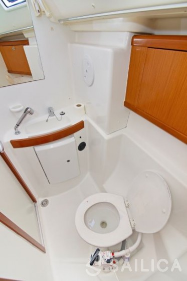 Oceanis 43 - Yacht Charter Sailica