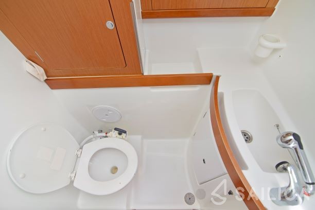 Oceanis 43 - Yacht Charter Sailica