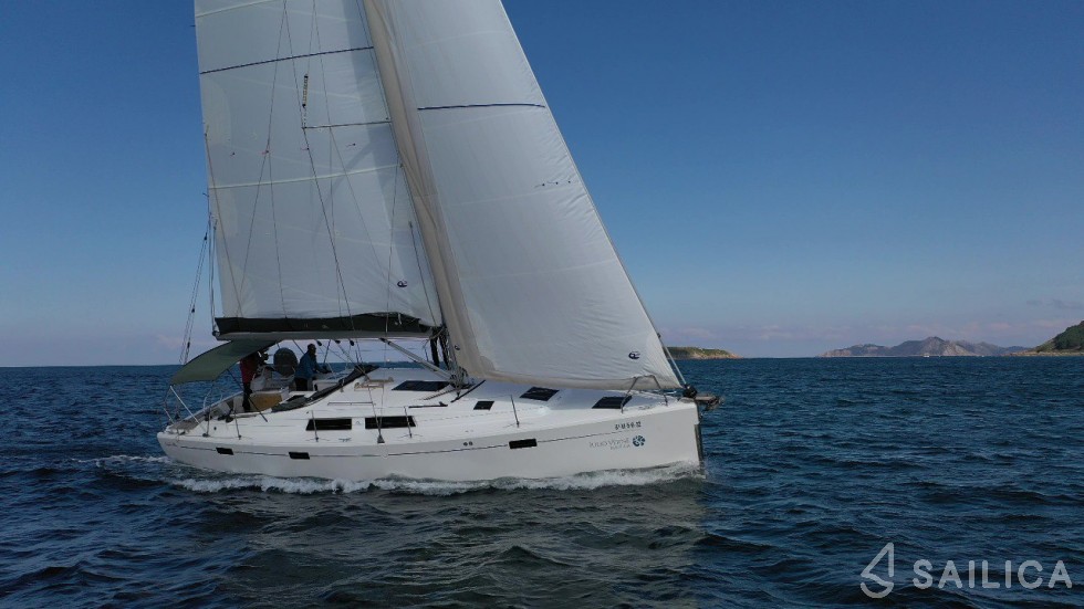 Hanse 415 - Yacht Charter Sailica