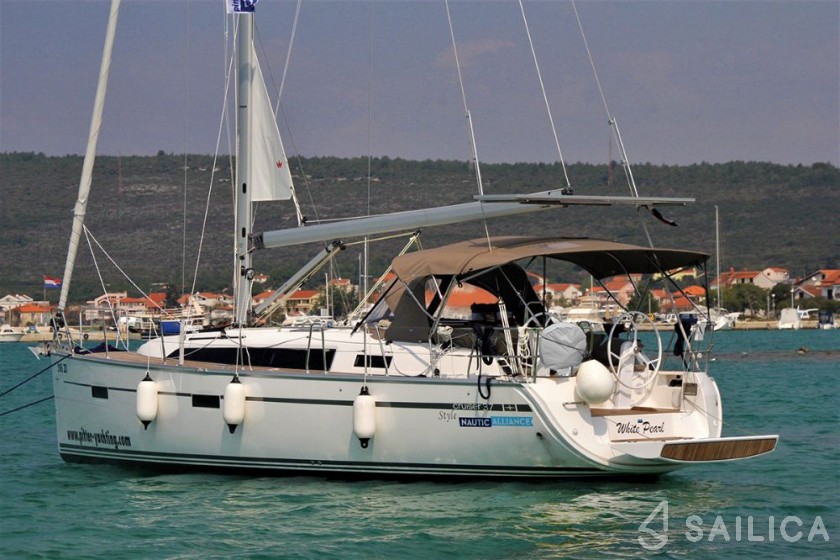 Bavaria 37 Cruiser - Yacht Charter Sailica