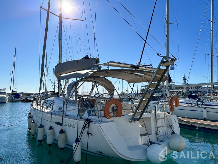 Oceanis 43 - Yacht Charter Sailica