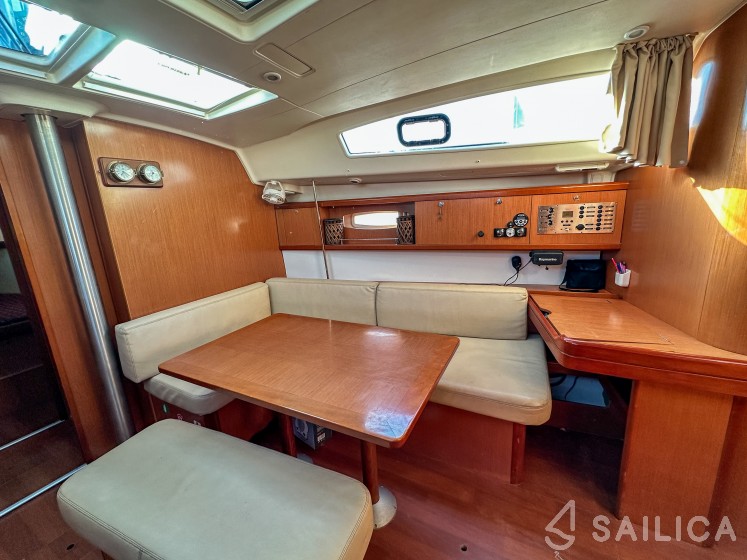 Oceanis 43 - Yacht Charter Sailica