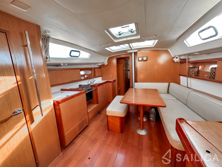 Oceanis 43 - Yacht Charter Sailica