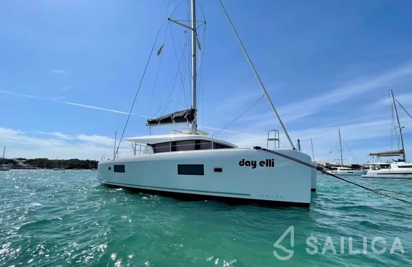 Lagoon 42 - Yacht Charter Sailica