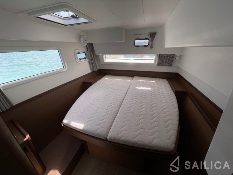 Lagoon 42 - Yacht Charter Sailica