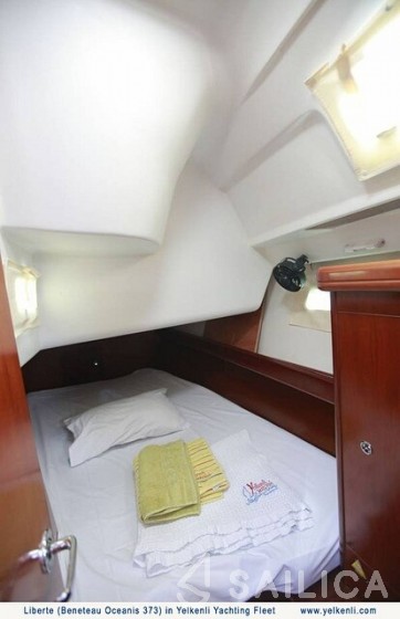 Oceanis 373 - Yacht Charter Sailica