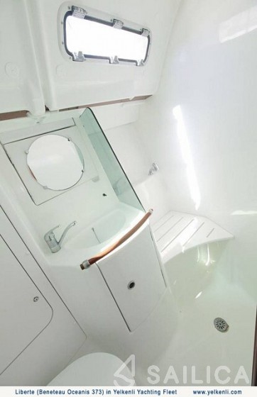 Oceanis 373 - Yacht Charter Sailica