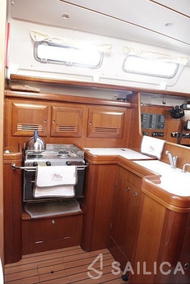 Oceanis 373 - Yacht Charter Sailica