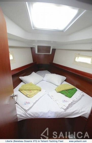 Oceanis 373 - Yacht Charter Sailica