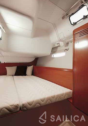 Oceanis 40 - Yacht Charter Sailica