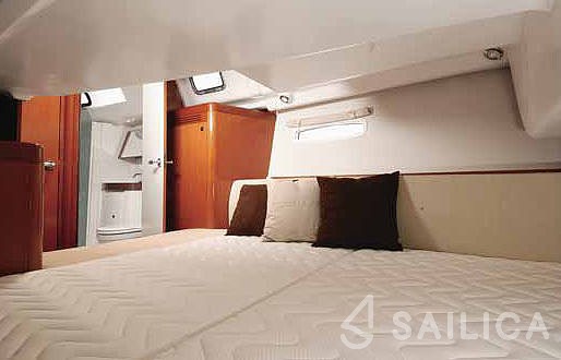 Oceanis 40 - Yacht Charter Sailica