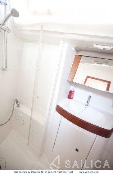 Oceanis 40 - Yacht Charter Sailica