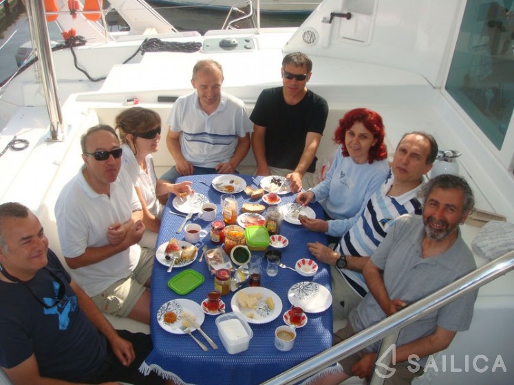 Lagoon 420 - Yacht Charter Sailica