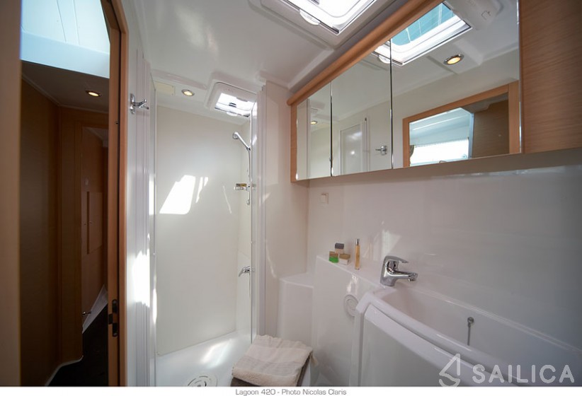 Lagoon 420 - Yacht Charter Sailica