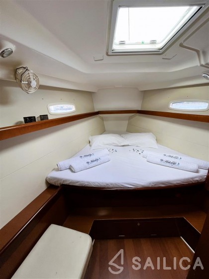 Oceanis 43 - Yacht Charter Sailica