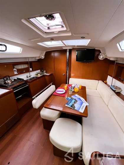 Oceanis 43 - Yacht Charter Sailica