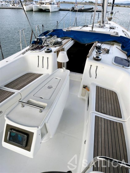 Oceanis 43 - Yacht Charter Sailica