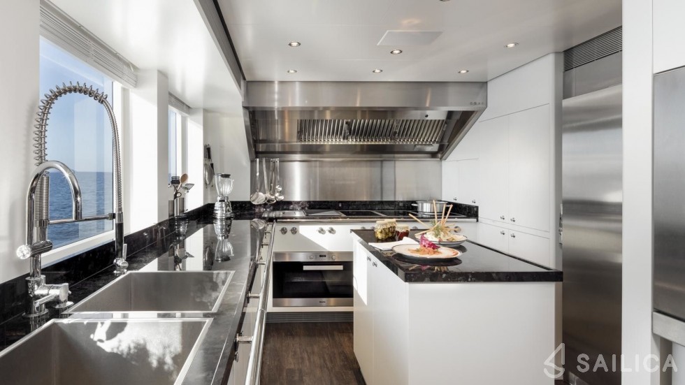 Heesen 51 - Yacht Charter Sailica