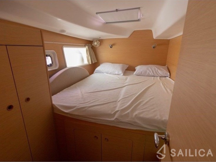 Lagoon 380 - Yacht Charter Sailica