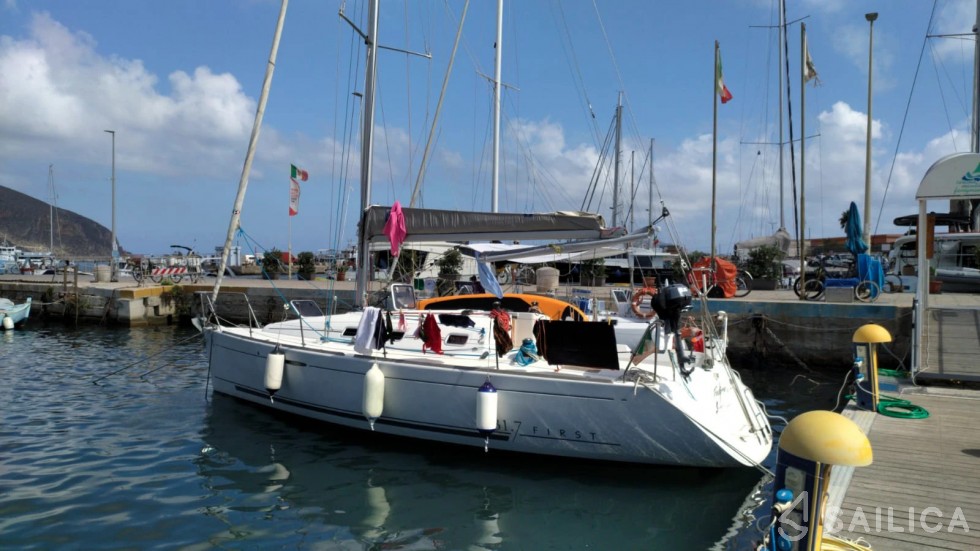 First 31.7 - Yacht Charter Sailica