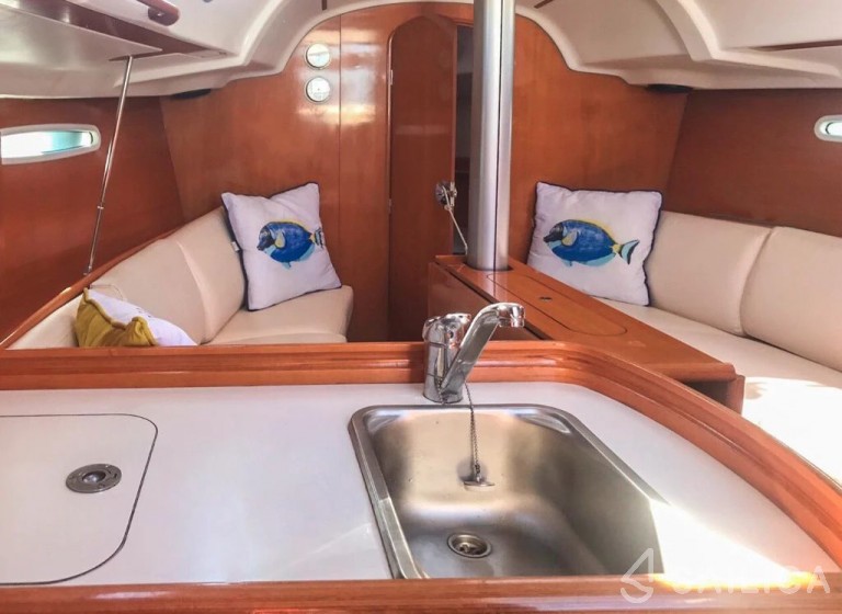 First 31.7 - Yacht Charter Sailica