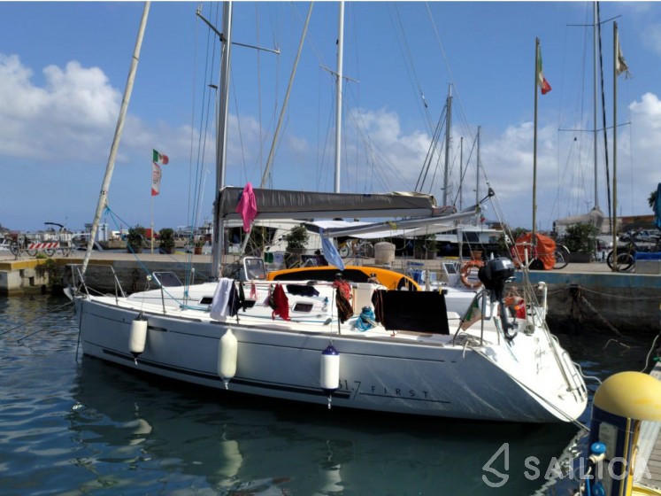 First 31.7 - Yacht Charter Sailica