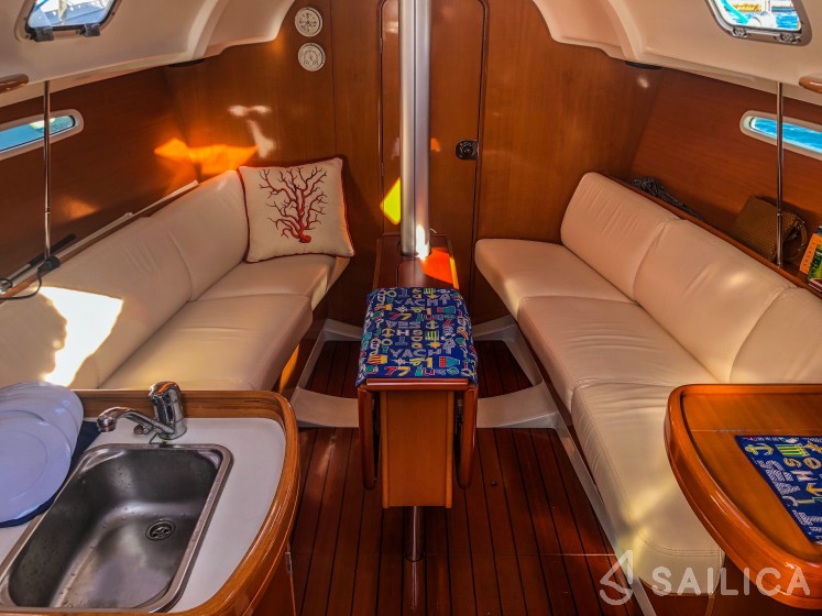 First 31.7 - Yacht Charter Sailica