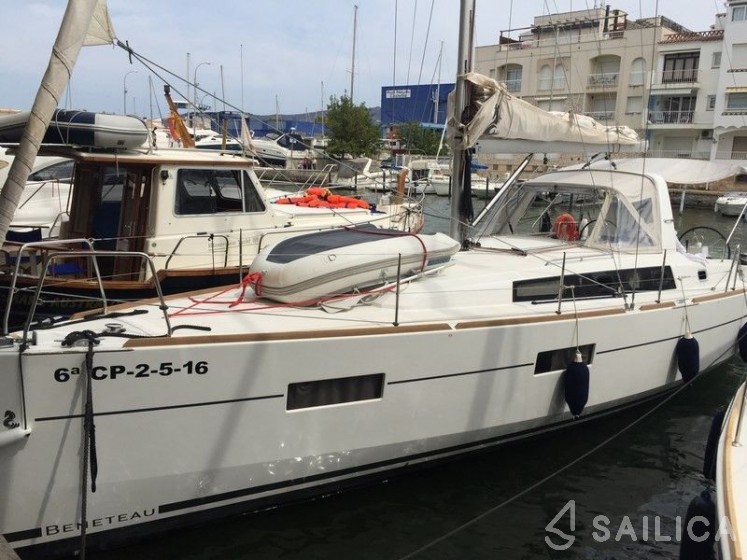 Oceanis 38 - Yacht Charter Sailica
