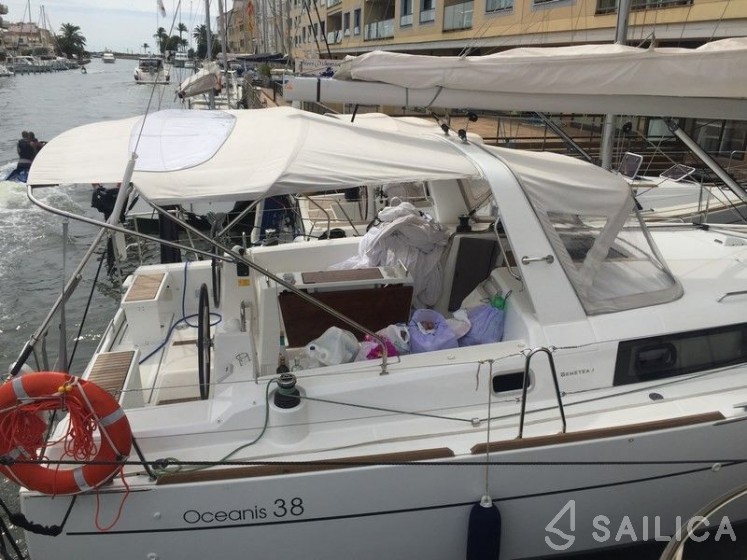 Oceanis 38 - Yacht Charter Sailica