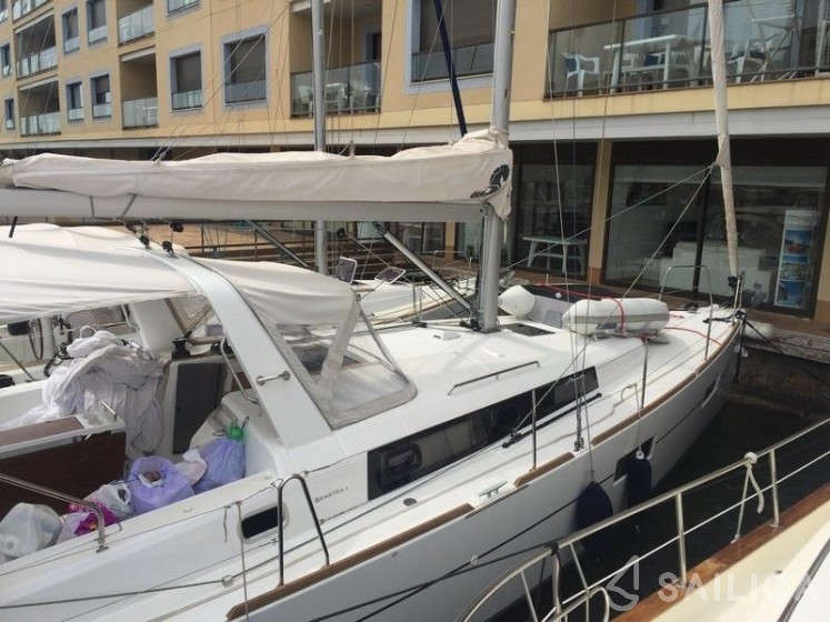Oceanis 38 - Yacht Charter Sailica