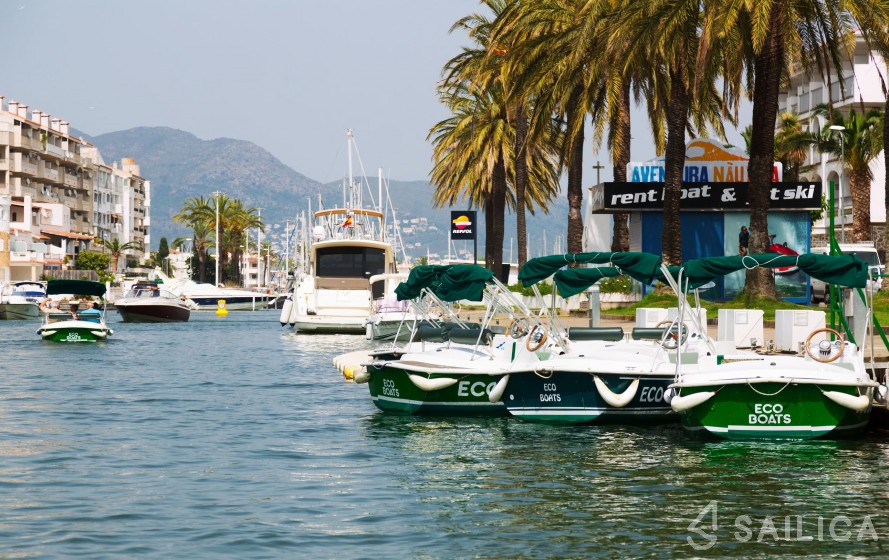 Oceanis 38 - Yacht Charter Sailica