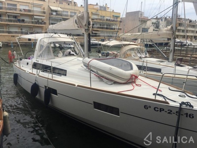 Oceanis 38 - Yacht Charter Sailica