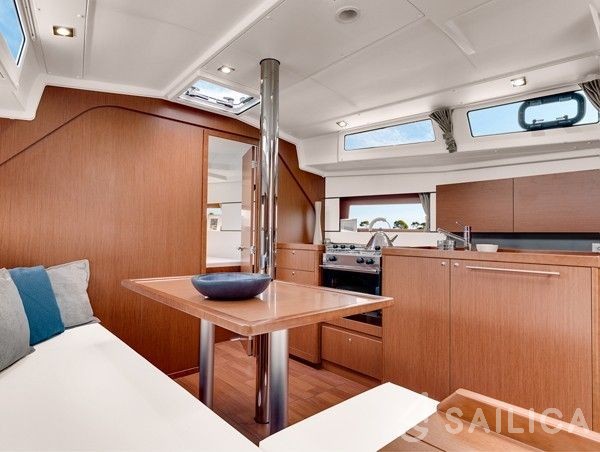 Oceanis 38 - Yacht Charter Sailica