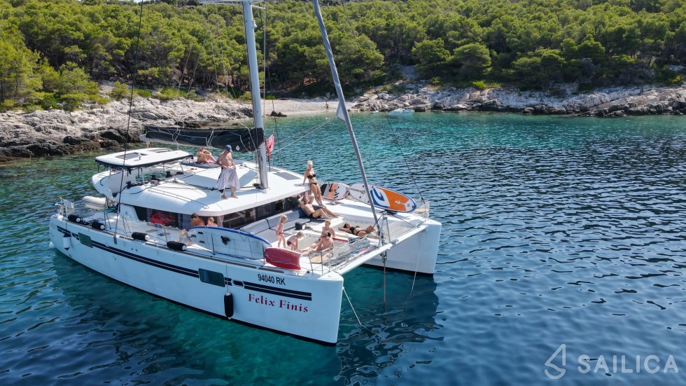 Lagoon 450 S - 4 + 2 cab. - Yacht Charter Sailica