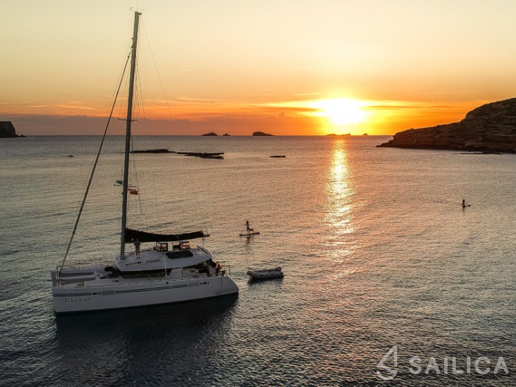 Lagoon 450 S - 4 + 2 cab. - Yacht Charter Sailica