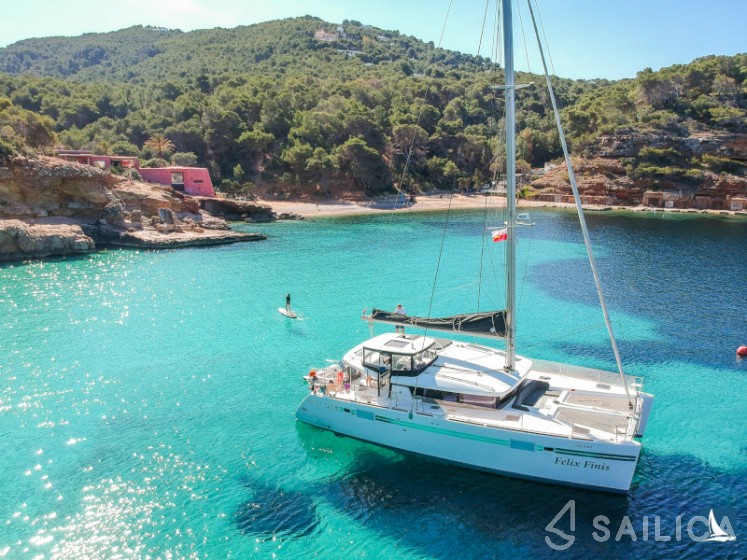 Lagoon 450 S - 4 + 2 cab. - Yacht Charter Sailica