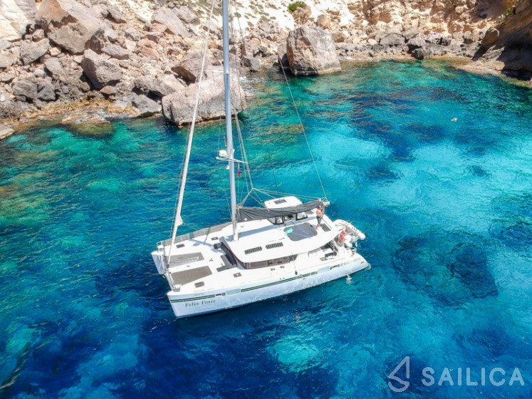 Lagoon 450 S - 4 + 2 cab. - Yacht Charter Sailica