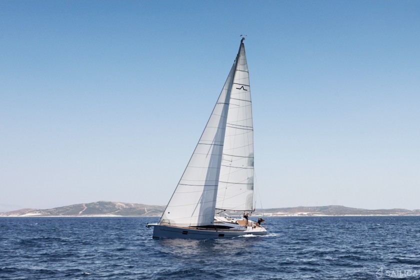 Azuree 41 - Yacht Charter Sailica