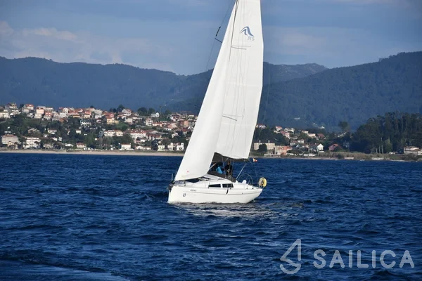 Hanse 315 - Yacht Charter Sailica
