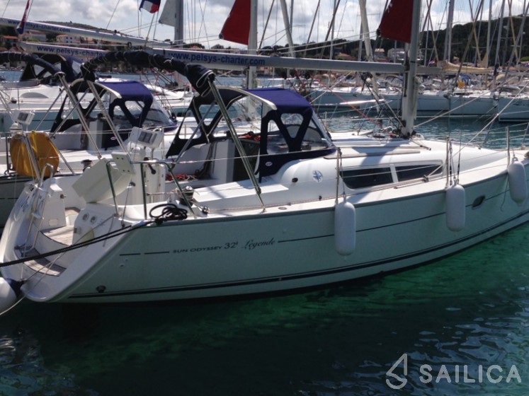Sun Odyssey 32i - Yacht Charter Sailica