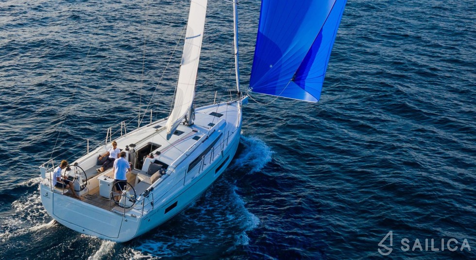 Oceanis 40 - Yacht Charter Sailica