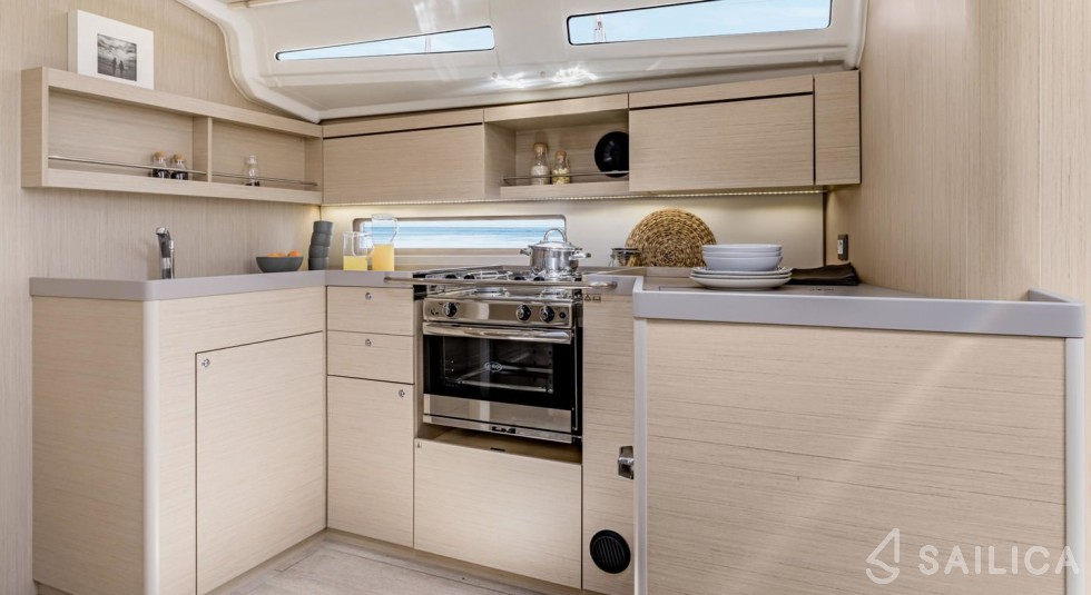 Oceanis 40 - Yacht Charter Sailica