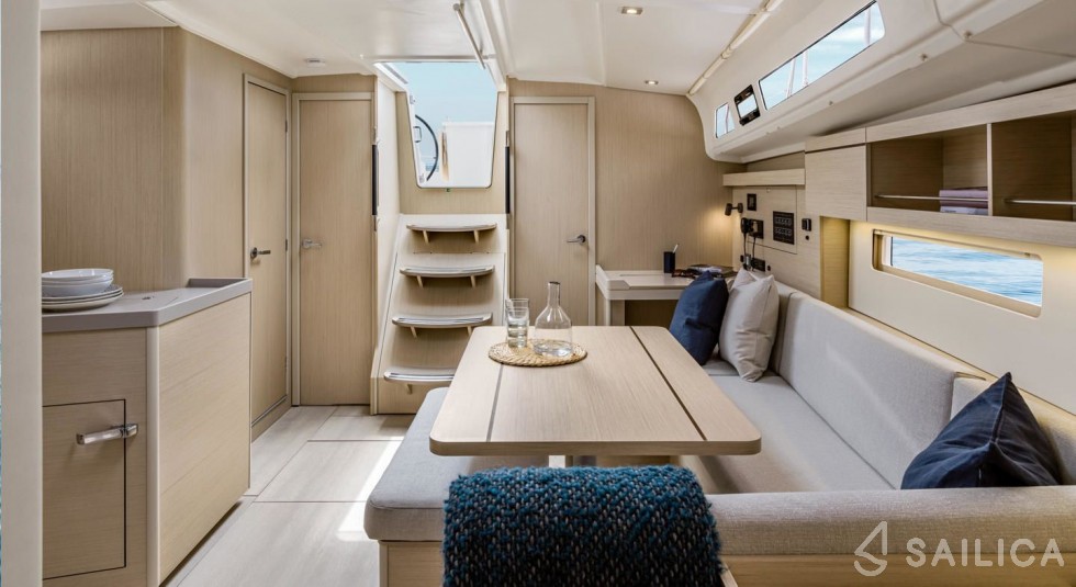 Oceanis 40 - Yacht Charter Sailica