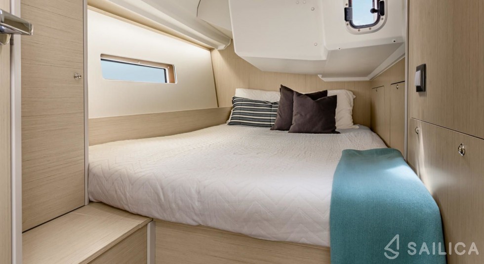 Oceanis 40 - Yacht Charter Sailica