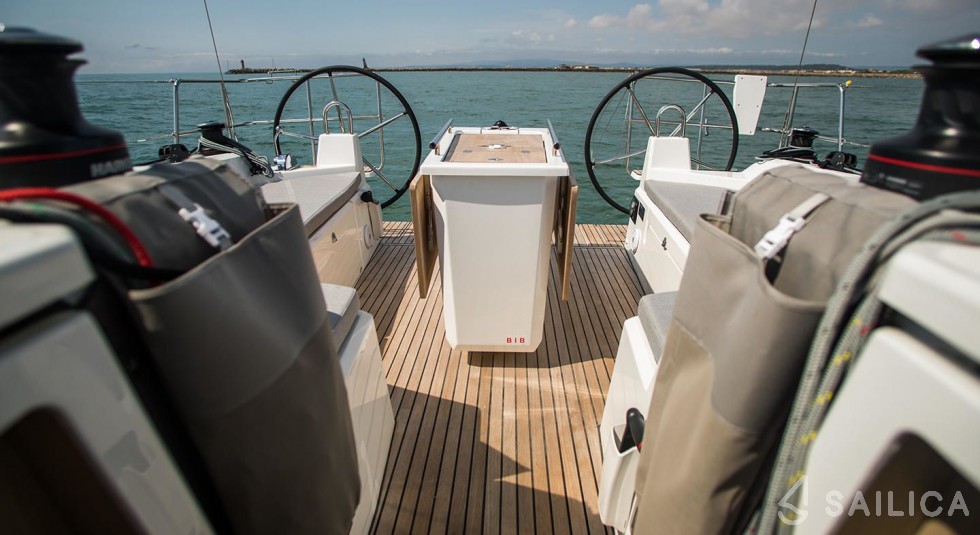 Oceanis 40 - Yacht Charter Sailica