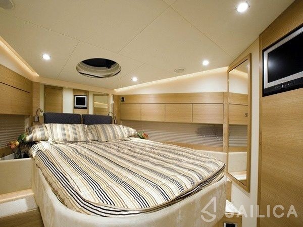 Fairline 48 - Yacht Charter Sailica